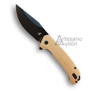 Navaja Salamandra Tek 846522 completamente abierta, mostrando una hoja negra de acero 14C28N con filo liso y un mango de G10 beige texturizado. La hoja presenta un recazo elevado y un punto de apoyo dentado en la parte superior para mayor control.