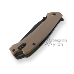 Navaja Salamandra Tek 846522 con hoja 14C28N de 8,5 cm, mango G10 beige, liner lock y flipper.