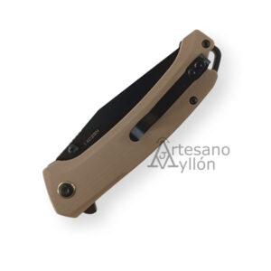 Navaja Salamandra Tek 846522 con hoja 14C28N de 8,5 cm, mango G10 beige, liner lock y flipper.