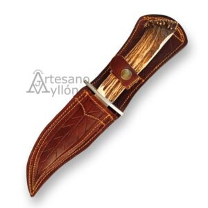 Cuchillo Bueno CM001P dentro de funda de cuero marrón, con mango de asta de ciervo visible.