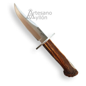 Cuchillo de monte Bueno CM001P con hoja fija de acero inoxidable y mango de asta de ciervo sobre fondo blanco.