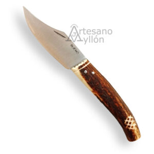 Navaja Bueno curva de 9 cm con hoja de acero inoxidable y mango de asta de ciervo natural, vista frontal con la hoja abierta mostrando su forma curva y acabado satinado.