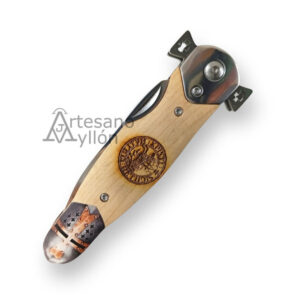 Navaja Third Templaria N120B cerrada con mango de madera de haya, virola metálica con cruces templarias y detalle 3D de casco templario