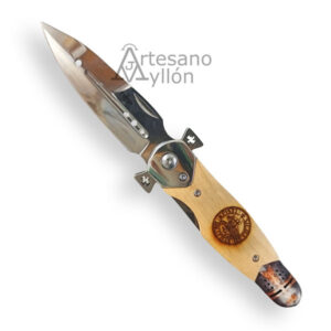 Navaja Third Templaria N120B abierta con hoja de acero 420 brillo espejo, mango de madera de haya y virola metálica con cruces templarias y detalle 3D de casco templario