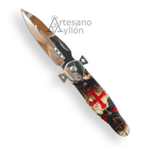 Navaja Third Templaria N120D abierta con hoja de acero 420 acabado espejo, punta drop point, mango de madera decorado con cruz templaria roja y detalles metálicos