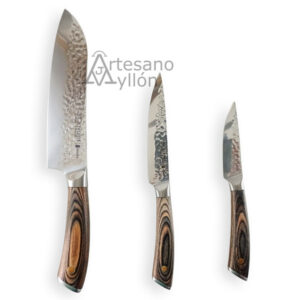 Set 3 cuchillos 3 Claveles Sakura 01026 formado por cuchillo cocinero grande, cuchillo santoku y cuchillo puntilla para verduras, todos con hoja de acero inoxidable martilleado y mangos ergonómicos de madera Pakka veteada sobre fondo blanco.
