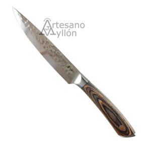 Cuchillo 3 Claveles Sakura Cocinero 12,5 cm con hoja de acero inoxidable acabado martilleado brillante y mango ergonómico de madera Pakka con vetas marrón oscuro y claro sobre fondo blanco.