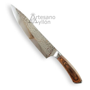 Cuchillo 3 Claveles Sakura Cocinero 20 cm con hoja ancha de acero inoxidable acabado martilleado y pulido brillante, punta curvada tipo chef y mango ergonómico de madera Pakka con vetas marrón oscuro sobre fondo blanco.