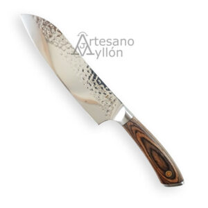 Cuchillo 3 Claveles Sakura Santoku 17,5 cm con hoja ancha de acero inoxidable acabado martilleado brillante, punta redondeada tipo Santoku y mango ergonómico de madera Pakka con vetas marrones sobre fondo blanco.