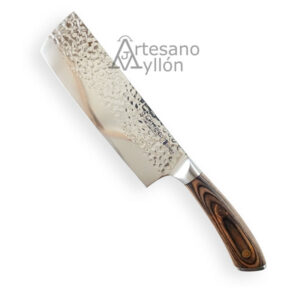 Cuchillo 3 Claveles Sakura Usaba 17 cm con hoja rectangular de acero inoxidable forjado y acabado martilleado en la parte superior, mango ergonómico de madera Pakka con vetas marrones oscuras y claras, colocado sobre fondo blanco.