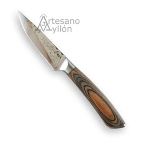 Cuchillo 3 Claveles Sakura Verdura 9 cm con hoja corta de acero inoxidable acabado martilleado brillante y mango ergonómico de madera Pakka con vetas oscuras y claras sobre fondo blanco.