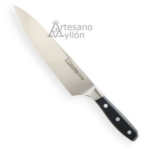 Cuchillo cocinero 3 Claveles Toledo 01533 con hoja ancha de acero inoxidable pulido mate de 20 cm y mango negro ergonómico de POM con tres remaches metálicos sobre fondo blanco.
