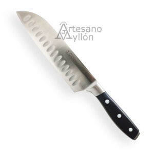 Cuchillo Santoku 3 Claveles Toledo 01536 con hoja ancha de acero inoxidable pulido mate de 18 cm con alveolos antiadherentes y mango negro ergonómico de POM con tres remaches metálicos sobre fondo blanco.