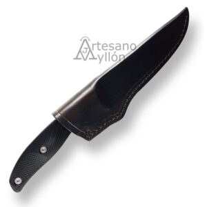 Cuchillo Böker Collection 02MAG2025 parcialmente insertado en funda de cuero marrón, hoja satinada visible y mango negro G10 texturizado, fondo blanco.