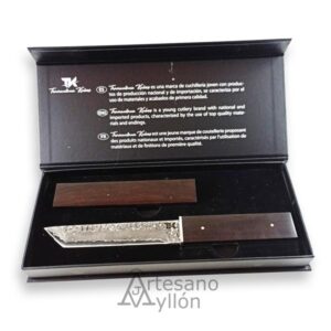 Cuchillo Tramuntana Tanto H0077 con hoja de damasco y mango de ébano colocado en su caja de presentación negra junto a la funda de madera.