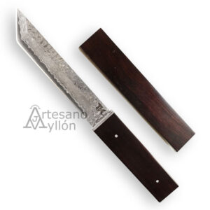 Cuchillo Tramuntana Tanto H0077 con hoja de acero damasco de 76 capas y mango de ébano, mostrado abierto junto a su funda rígida de madera, sobre fondo blanco.