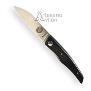 avaja artesana RGC Amaru RG2 abierta, con hoja satinada de acero N-690 de 73 mm y mango curvado de cebú oscuro pulido, sobre fondo blanco.