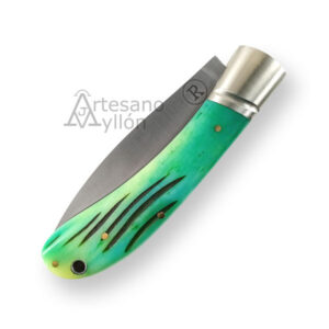 Navaja RGC Ramona RG1 cerrada mostrando mango de hueso de camello verde con vetas negras, pasador para rabiza y virola metálica.
