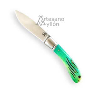 Navaja artesanal RGC Ramona RG1 abierta, hoja satinada de acero 12C27 y mango de hueso de camello verde con vetas oscuras y virola metálica pulida.
