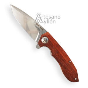 Navaja Böker Wilki 01BA3722G abierta mostrando hoja de acero Sandvik 14C28N satinada tipo drop point y mango de madera de guayacán marrón rojizo con tornillería visible.
