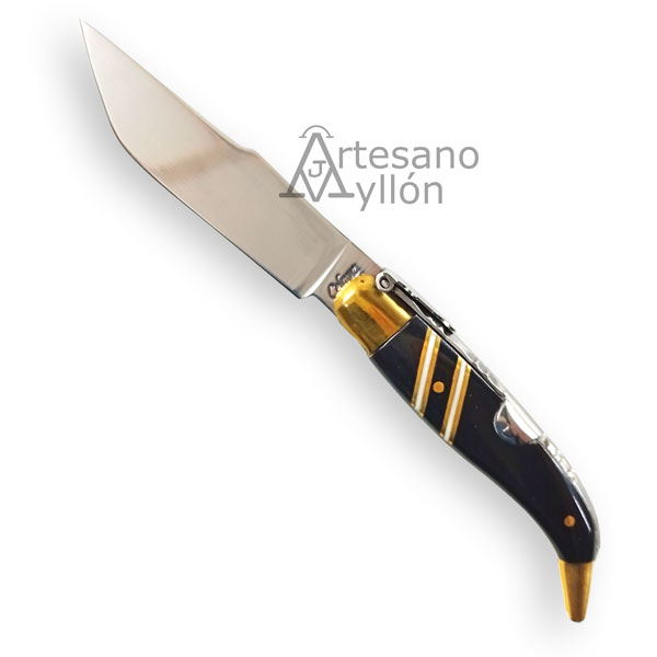 Navaja Celaya Punta Ciervo CA-8 abierta, con hoja de acero inoxidable pulido y mango curvado fabricado en asta de ciervo natural con tonos crema y marrones y seguro lateral visible.