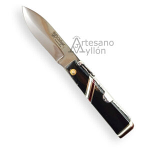 Navaja Celaya Machete Búfalo CA-16 abierta mostrando hoja pulida espejo de acero 440 y mango negro de cuerno de búfalo con franjas decorativas rojas y blancas, palanquilla superior y muelle trabajado artesanalmente.