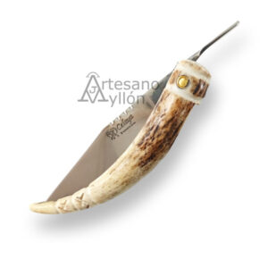 Navaja Celaya Punta Ciervo CA-8 parcialmente cerrada mostrando el mango de asta de ciervo natural con vetas marrones y claras, virola metálica brillante y palanca de bloqueo lateral visible junto a la hoja de acero inoxidable 440 satinada.