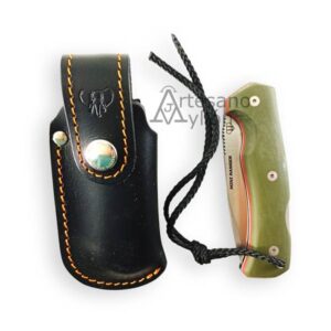 Navaja Cudeman Mini Ranger 337-GVF junto a su funda de cuero negro con costuras naranjas y cierre de broche metálico.