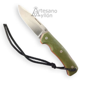 Navaja Cudeman Mini Ranger 337-GVF abierta sobre fondo blanco, con hoja satinada tipo clip-point de acero N690Co y mango ergonómico de G10 verde con separador rojo, incluyendo cordón fiador negro sujeto al extremo del mango.