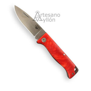 Navaja Cudeman MT10 Juma roja 332JR abierta mostrando la hoja satinada de acero 420Mov de 55 mm y mango ergonómico de material Juma rojo jaspeado con pasadores metálicos y orificio para rabiza sobre fondo claro.
