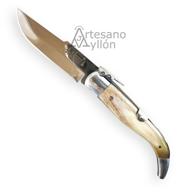 Navaja Roncero carraca Nº0 CRO258 con hoja de acero inoxidable MoVa de 85 mm abierta, acabado satinado, mango curvo de asta de toro en tonos marfil y marrón, virola de aluminio pulido y sistema tradicional de carraca con palanquilla decorada.