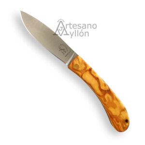 Navaja Salamandra Ramona 320011 abierta con hoja satinada de acero inoxidable ACX 380 y mango curvado de madera de olivo con vetas naturales en tonos miel y marrón claro, fondo blanco.