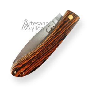 Navaja Salamandra Ramona 320051 Bocote cerrada mostrando el mango de madera de bocote con vetas oscuras, hoja parcialmente visible en el interior y detalle del orificio para cordón en la parte inferior.