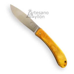 Navaja Salamandra Ramona 320141 abierta con hoja satinada de acero inoxidable ACX 380 de 75 mm y mango curvado de madera de boj color amarillo dorado, con remache decorativo y orificio para rabiza en la base.