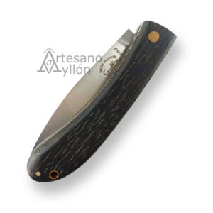 Navaja Salamandra Ramona 320241 cerrada, mostrando el mango completo de madera de roble con textura natural oscura, hoja parcialmente visible con acabado satinado y mecanismo de bloqueo tipo pistón integrado.