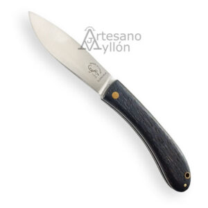 Navaja Salamandra Ramona 320241 abierta sobre fondo blanco, con hoja satinada de acero inoxidable ACX 380 de 75 mm y mango curvado de madera de roble oscuro con veta visible, remache decorativo en latón y orificio para rabiza en la base.