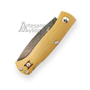 Navaja Salamandra Tek Geminis 321522 cerrada, mostrando el mango en Flax color beige natural con textura fina, clip metálico de enganche trasero, tornillos visibles y parte de la hoja damasco asomando ligeramente, sobre fondo gris claro.