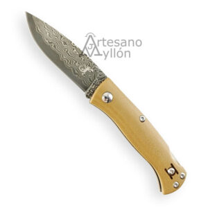 Navaja Salamandra Tek Geminis 321522 abierta, con hoja de acero damasco de 67 capas y núcleo VG-10, patrón ondulado visible en toda la hoja, filo liso, y mango color beige claro fabricado en Flax (fibra vegetal de lino con resina epoxi), con tornillería visible y clip metálico trasero, sobre fondo gris claro.