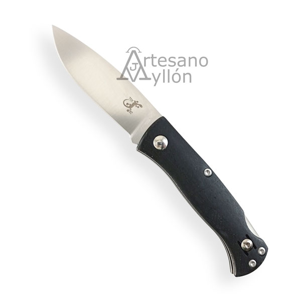 Navaja plegable Salamandra Tek Geminis 322522 abierta, con hoja satinada de acero D2 de aproximadamente 7,5 cm y mango negro de G10 texturizado. La hoja presenta filo liso y acabado satinado mate. El mango curvado incorpora tornillería visible y sistema de bloqueo trasero tipo backlock. Fondo gris claro con marca de agua Artesano Ayllón.