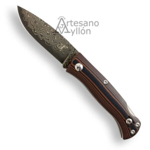 Navaja Salamandra Tek Geminis 320522 abierta con hoja de acero damasco de 67 capas con núcleo VG-10 y patrón ondulado visible, mango de flax marrón y negro con vetas longitudinales, tornillería ajustable y sistema de bloqueo lock back, sobre fondo blanco.