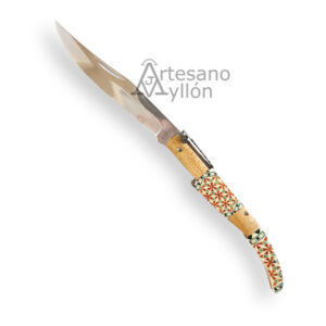 Navaja Third Carraca N53R abierta con hoja de acero 440 brillo espejo y mango de madera con decoración tipo taracea en tonos verdes y naranjas sobre fondo blanco