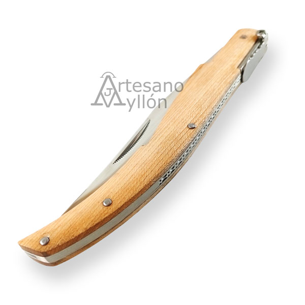 Navaja Third Carraca N55M cerrada con mango de madera de arce, virolas metálicas y sistema de carraca de seis muelles, vista lateral sobre fondo blanco.