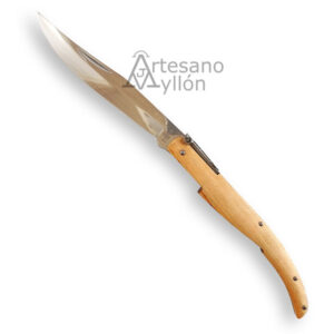 Navaja Third Carraca N55M de 15 cm abierta, con hoja de acero 440 en acabado brillo espejo y mango de madera de arce natural, mostrando sistema de carraca tradicional y palanquilla decorada sobre fondo blanco.