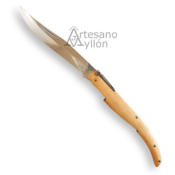 Navaja Third Carraca N55M de 15 cm abierta, con hoja de acero 440 en acabado brillo espejo y mango de madera de arce natural, mostrando sistema de carraca tradicional y palanquilla decorada sobre fondo blanco.
