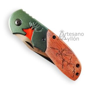 Navaja Third Ciervo N105C cerrada con mango de madera grabado con ciervo, virola verde con relieve de cabeza de ciervo, tornillería visible y estructura metálica sobre fondo blanco.