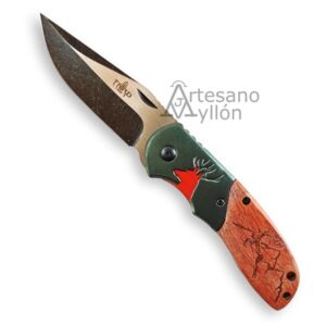 Navaja Third Ciervo N105C abierta con hoja de acero 420 satinada con acabado oscuro, mango de madera grabado con ciervo, virola verde con cabeza de ciervo en relieve y detalles anodizados en naranja sobre fondo blanco.