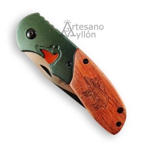 Navaja Third Jabalí N105J cerrada con mango de madera grabado, virola metálica con cabeza de jabalí y forros anodizados en color naranja.