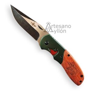 Navaja Third Jabalí N105J abierta con hoja satinada de acero 420, filo acabado a la piedra oscura, mango de madera con grabado de jabalí y virola decorativa con cabeza de jabalí