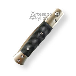 Navaja Third Estilete N118B cerrada con mango de aluminio negro antideslizante y virolas de acero, vista trasera sobre fondo blanco.
