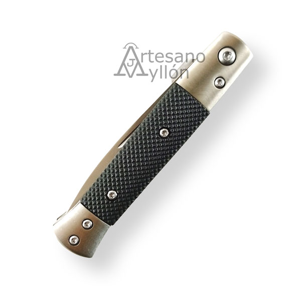 Navaja Third Estilete N118B cerrada con mango de aluminio negro antideslizante y virolas de acero, vista trasera sobre fondo blanco.